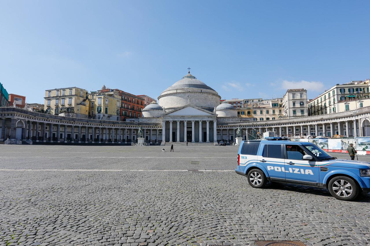 Italien zu Beginn der Corona-Pandemie im März 2020: Menschenleeser Platz in der Stadt Neapel Italien zu Beginn der Corona-Pandemie im März 2020: Menschenleeser Platz in der Stadt Neapel