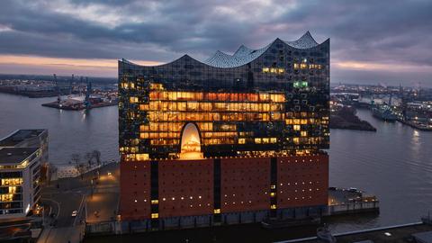 Die Elbphilharmonie in Hamburg bei dramatischem Abendlicht.