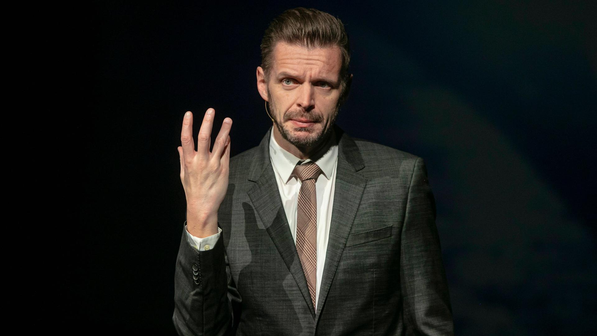 Der deutsche Kabarettist und Autor Florian Schroeder bei einem Auftritt. Der deutsche Kabarettist und Autor Florian Schroeder bei einem Auftritt.