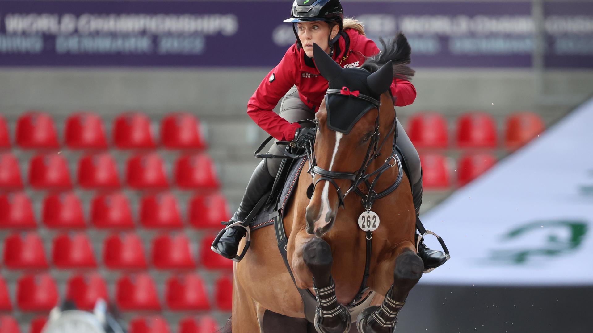 Janne Friederike Meyer-Zimmermann springt mit ihrem Pferd über ein Hindernis. Janne Friederike Meyer-Zimmermann springt mit ihrem Pferd über ein Hindernis.