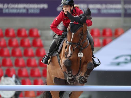 Janne Friederike Meyer-Zimmermann springt mit ihrem Pferd über ein Hindernis.