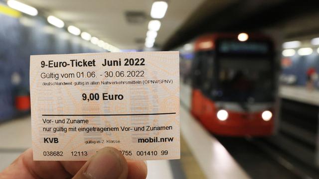 Ein 9-Euro-Ticket für den Monat Juni ist am Bahnsteig der Kölner Verkehrsbetriebe zu sehen.