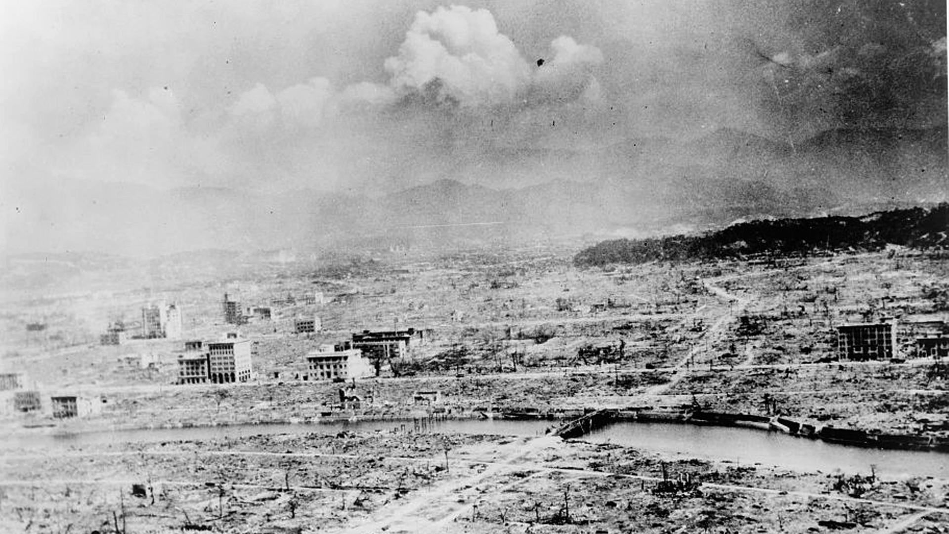 Blick über die zerstörte Stadt Hiroshima nach dem Abwurf der Atombombe. Blick über die zerstörte Stadt Hiroshima nach dem Abwurf der Atombombe.