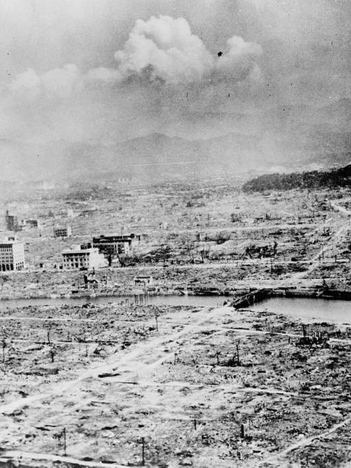 Blick über die zerstörte Stadt Hiroshima nach dem Abwurf der Atombombe.