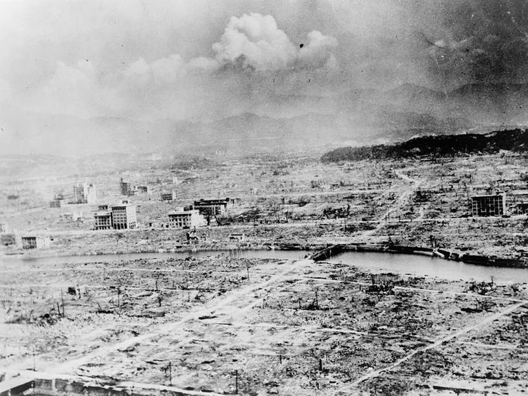 Blick über die zerstörte Stadt Hiroshima nach dem Abwurf der Atombombe.