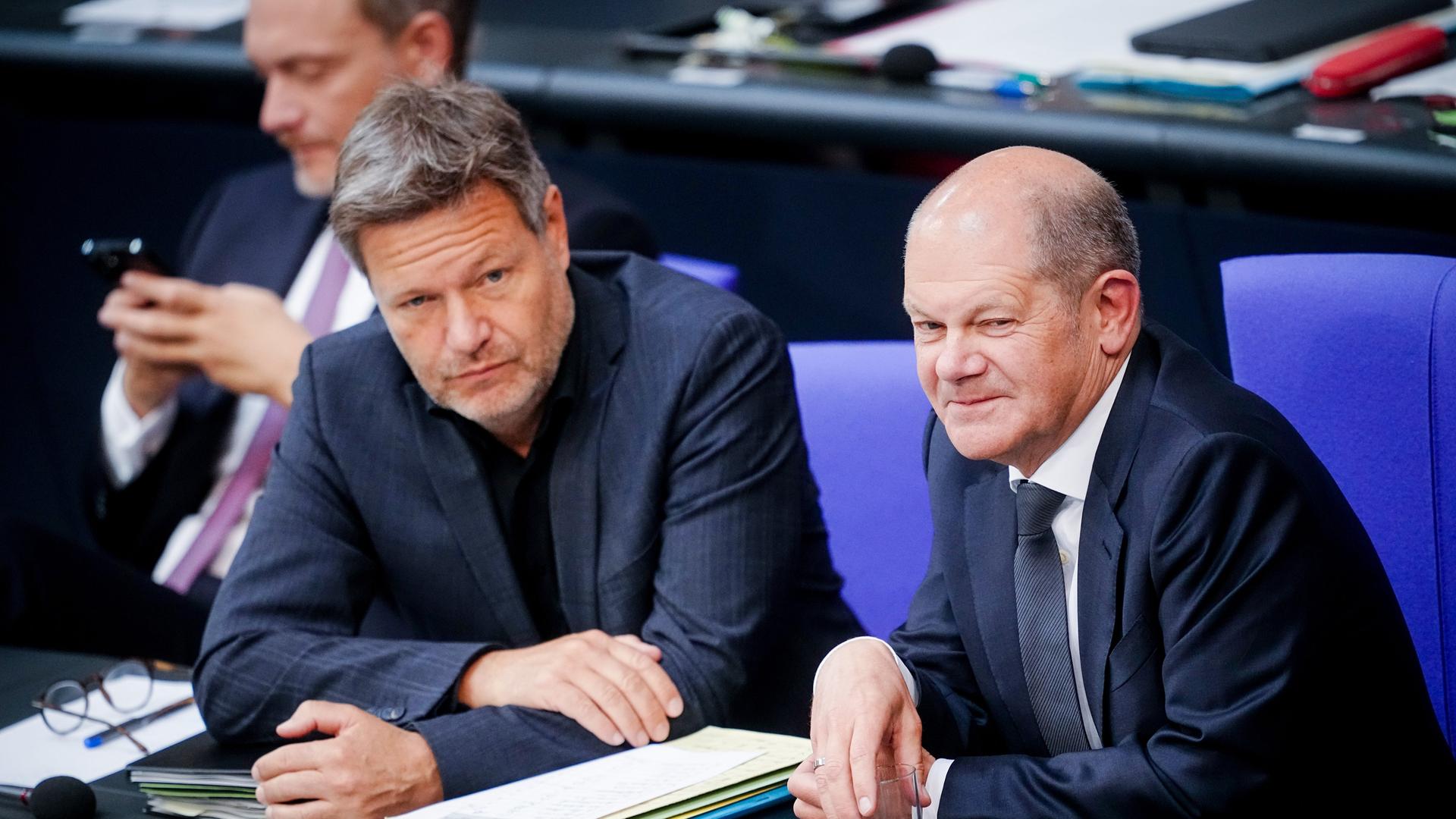 Christian Lindner (l-r, FDP), Bundesminister der Finanzen, Robert Habeck (Bündnis 90/Die Grünen), Bundesminister für Wirtschaft und Klimaschutz, und Bundeskanzler Olaf Scholz (SPD) auf der Regierungsbank im Bundestag Christian Lindner (l-r, FDP), Bundesminister der Finanzen, Robert Habeck (Bündnis 90/Die Grünen), Bundesminister für Wirtschaft und Klimaschutz, und Bundeskanzler Olaf Scholz (SPD) auf der Regierungsbank im Bundestag