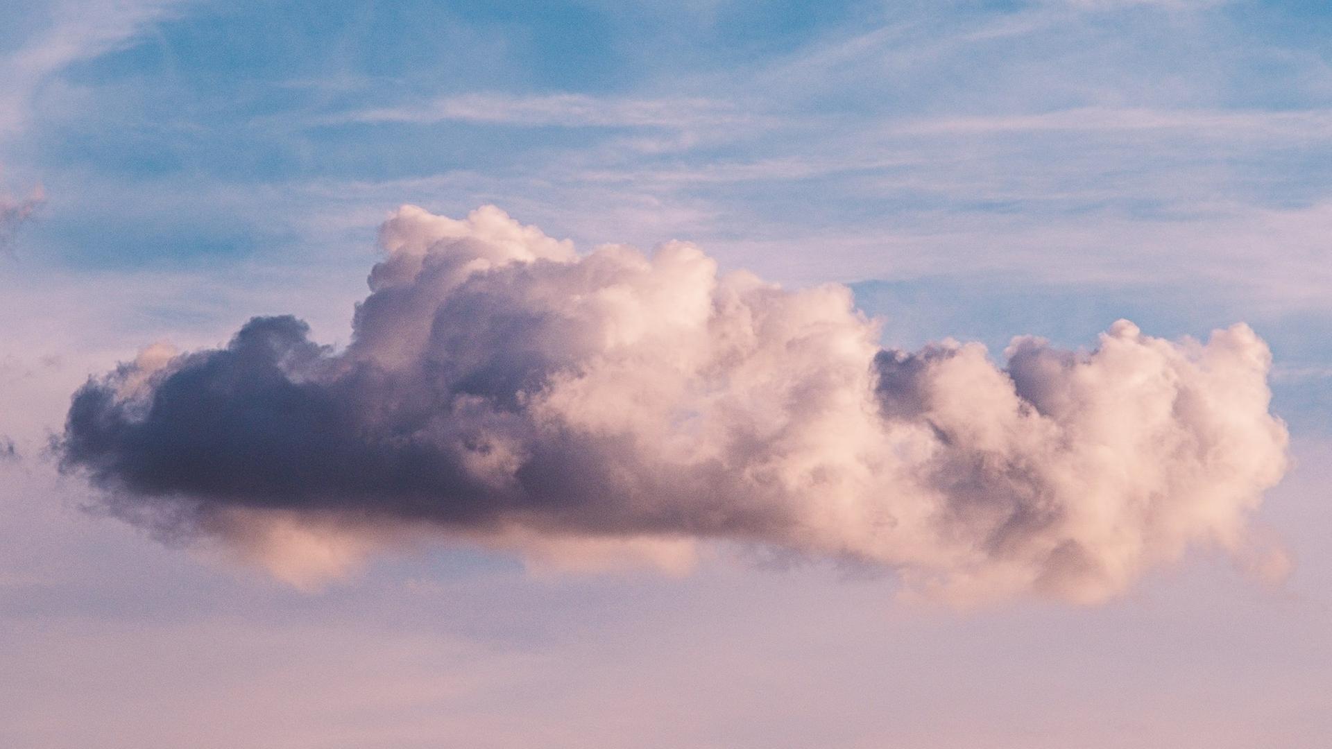 Eine fluffige Wolke vor blau-violett-grauem Himmel Eine fluffige Wolke vor blau-violett-grauem Himmel