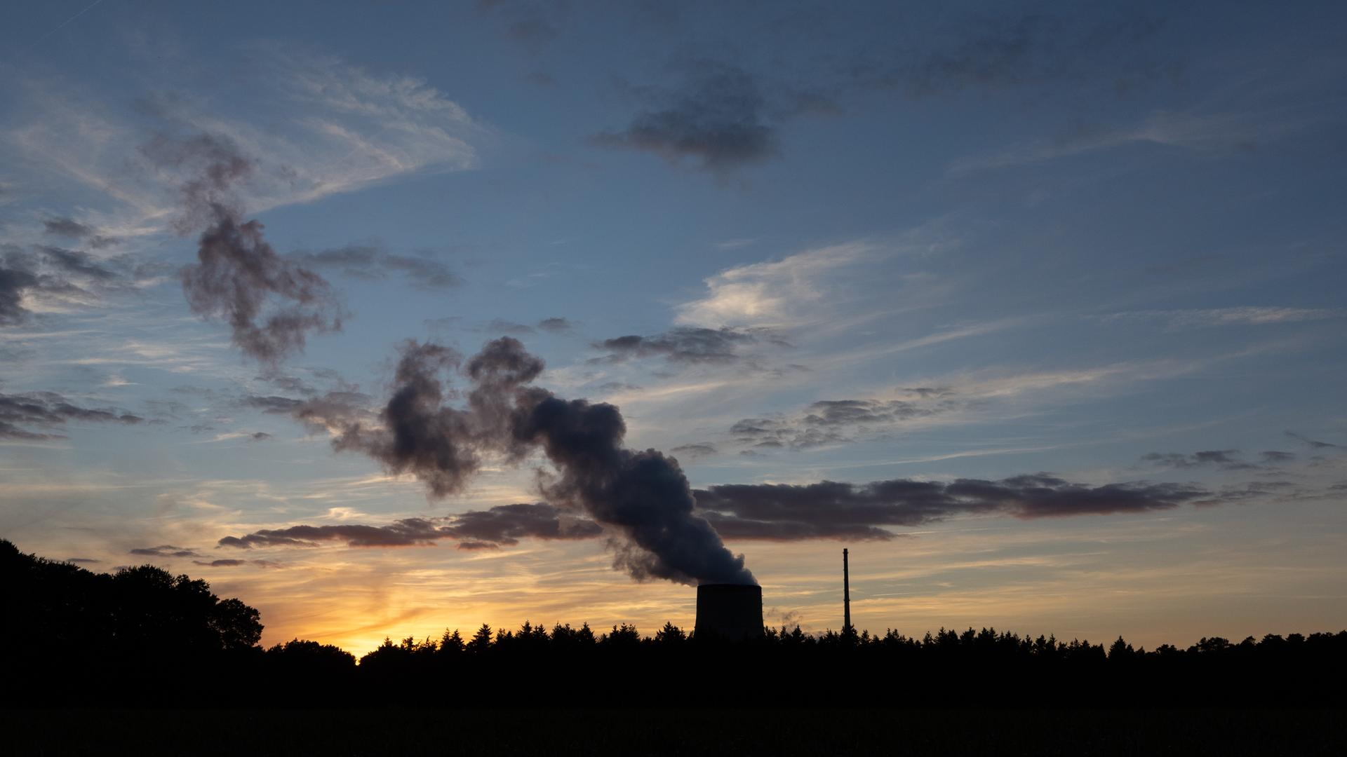 Die Silouhette vom Kernkraftwerk Emsland Die Silouhette vom Kernkraftwerk Emsland