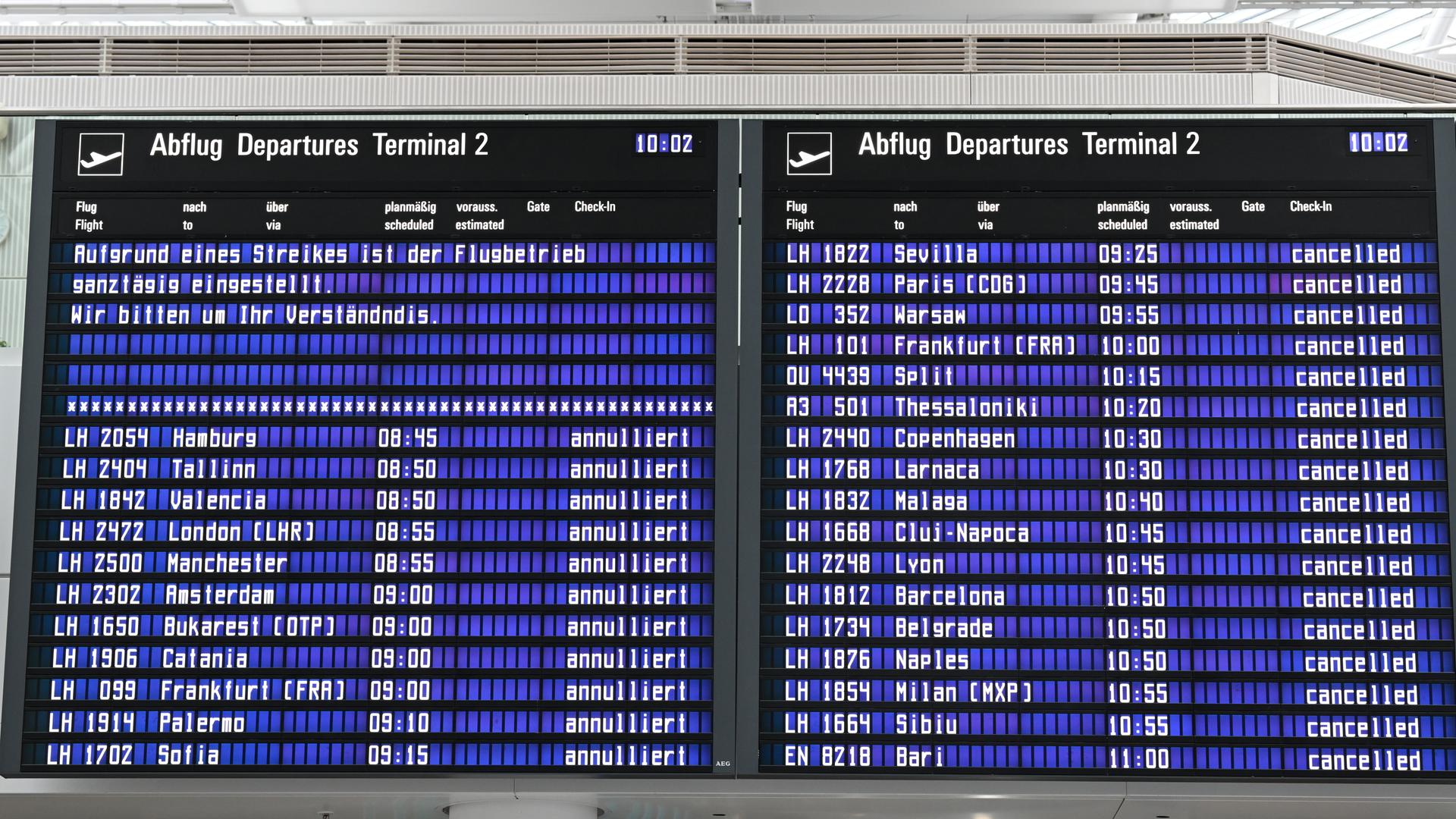 Auf einer Anzeigentafel wird im Münchner Flughafen auf den Streik hingewiesen. Auf einer Anzeigentafel wird im Münchner Flughafen auf den Streik hingewiesen.