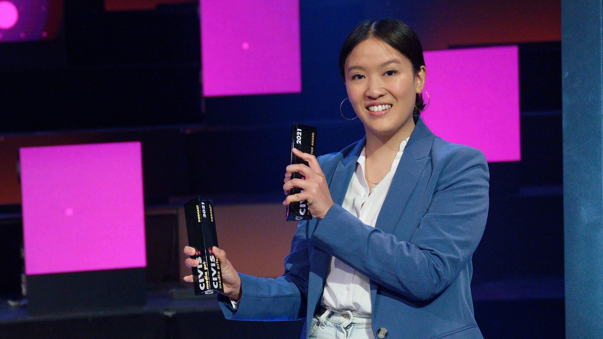 Minh Thu Tran freut sich bei der Verleihung der Civis Medienpreise über die Preise in den Kategorien «Civis Audio Award, Podcast» und «Civis Top Award» für «Rice and Shine Hamburg 1980: Als der rechte Terror wieder aufflammte». Minh Thu Tran freut sich bei der Verleihung der Civis Medienpreise über die Preise in den Kategorien «Civis Audio Award, Podcast» und «Civis Top Award» für «Rice and Shine Hamburg 1980: Als der rechte Terror wieder aufflammte».