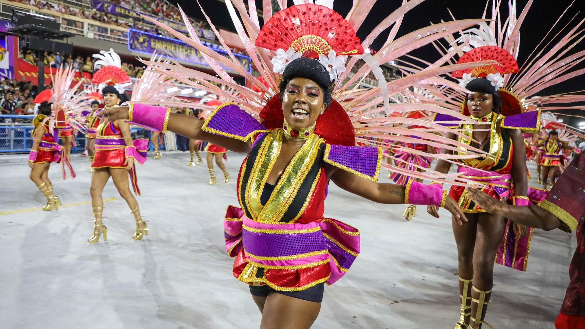 Eine bunt gekleidete und mit Federn geschmückte Samba-Tänzerin auf dem Karneval in Rio.