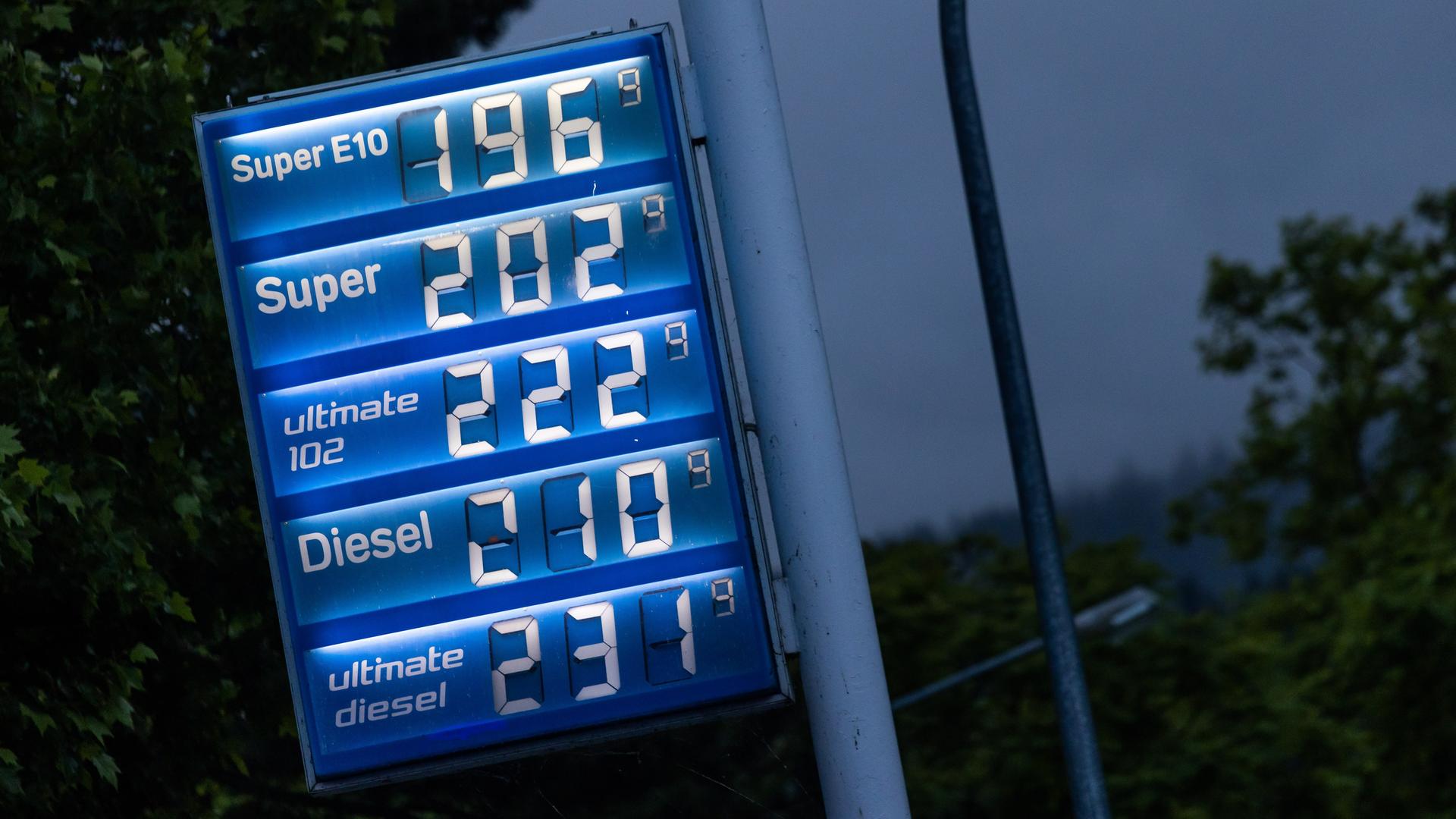 Eine Anzeigetafel an einer Tankstelle zeigt die aktuellen Preise für Kraftstoffe an. Super und Diesel kosten über zwei Euro.