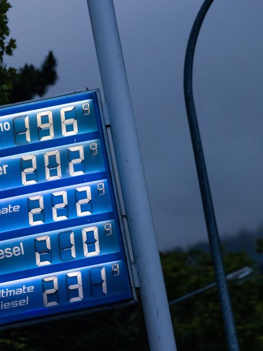 Eine Anzeigetafel an einer Tankstelle zeigt die aktuellen Preise für Kraftstoffe an. Super und Diesel kosten über zwei Euro.