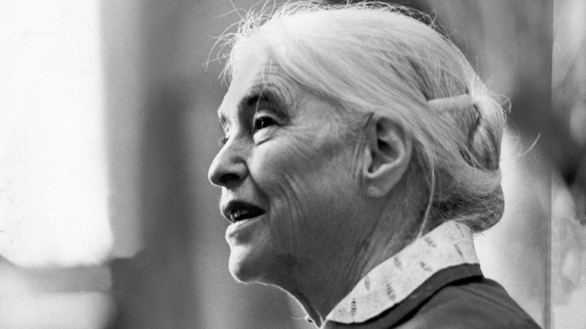 Porträt der Schriftstellerin Anna Seghers (1900-1983) im Jahr 1975 Porträt der Schriftstellerin Anna Seghers (1900-1983) im Jahr 1975