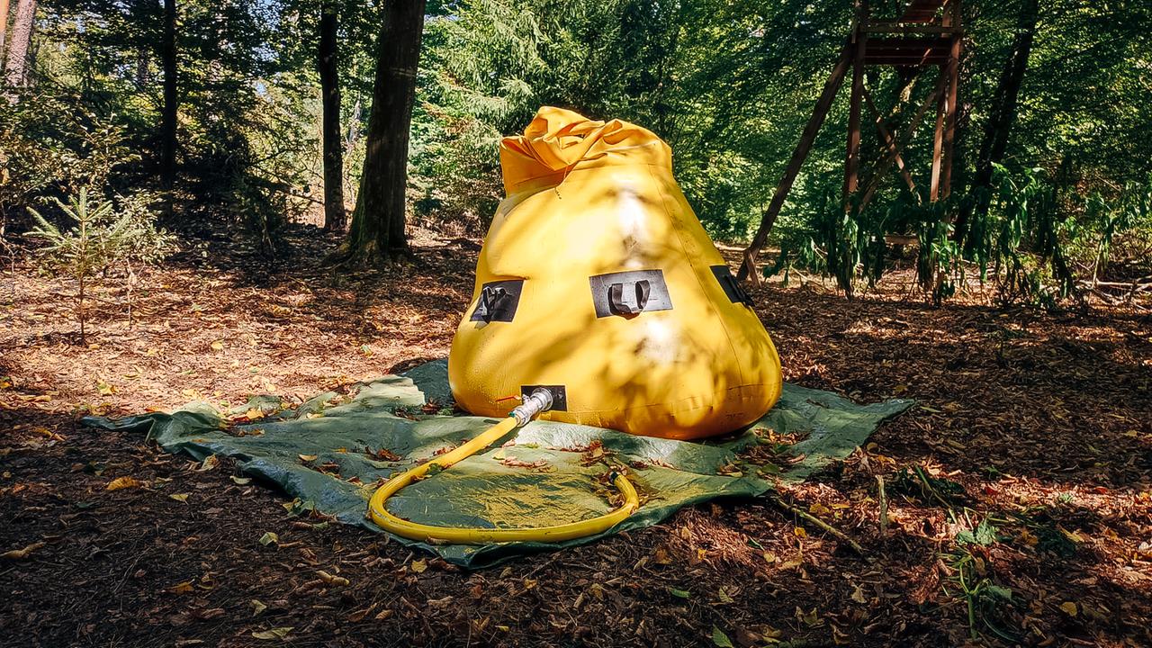 Eine sogenannte Wasserblase steht in einem Wald. Eine sogenannte Wasserblase steht in einem Wald.