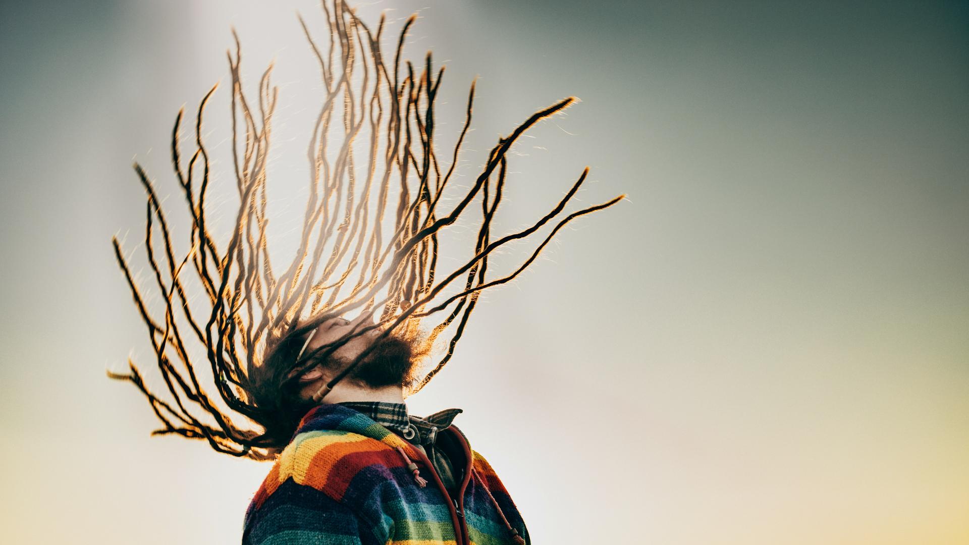 Ein weißer, bärtiger Mann mit schwingender Dreadlock-Frisur. Ein weißer, bärtiger Mann mit schwingender Dreadlock-Frisur.