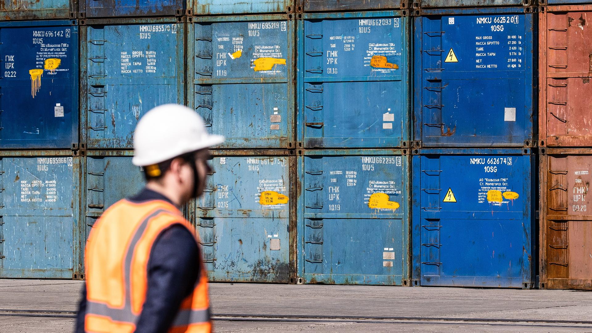 Container lagern gestapelt im Seehafen von Murmansk in Russland.