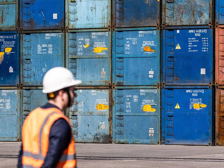 Container lagern gestapelt im Seehafen von Murmansk in Russland.