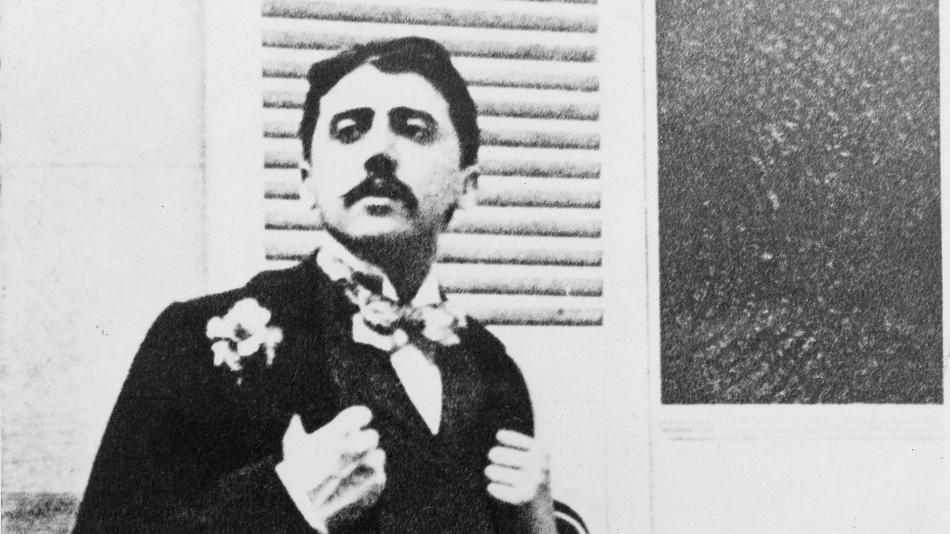 Schwarzweißaufnahme von Marcel Proust im Jahr 1905
