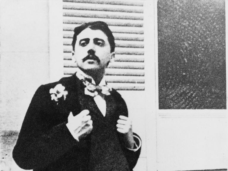 Schwarzweißaufnahme von Marcel Proust im Jahr 1905