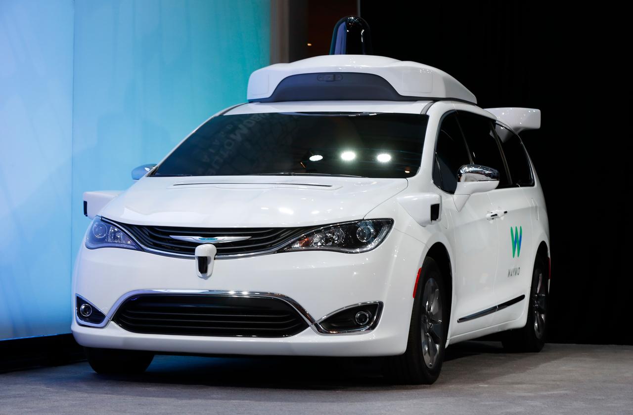 Ein Modell des Herstellers Chrysler, das zum autonomen Fahren ausgerüstet ist. Ein Modell des Herstellers Chrysler, das zum autonomen Fahren ausgerüstet ist.