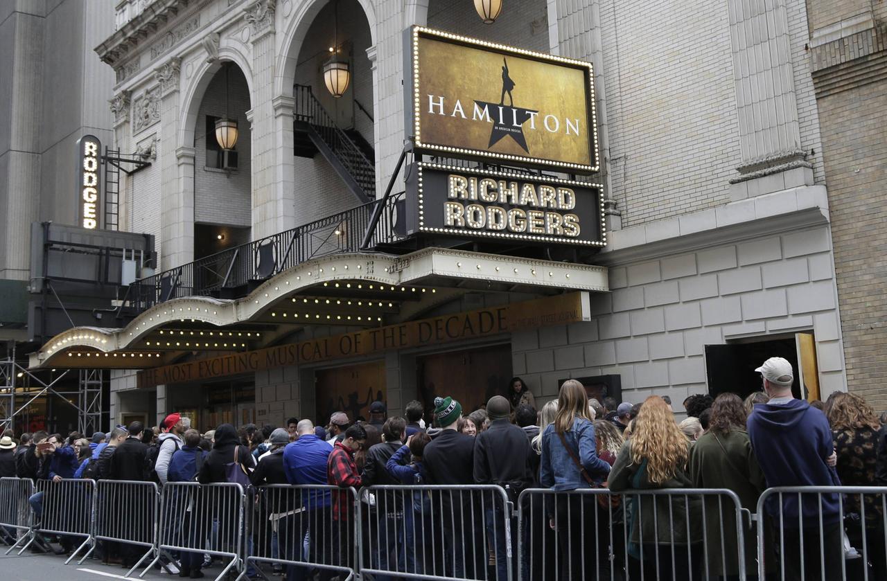 Menschen stehen in einer langen Schlange an, um das Musical "Hamilton" im Richard Rodgers Theatre auf dem Broadway in New York City zu sehen. Menschen stehen in einer langen Schlange an, um das Musical "Hamilton" im Richard Rodgers Theatre auf dem Broadway in New York City zu sehen.