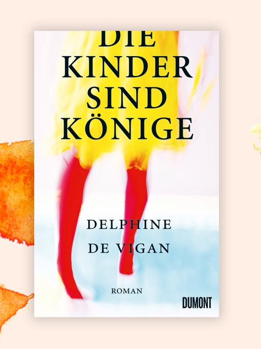 Cover des Kriminalromans "Die Kinder sind Könige" von Delphine de Vigan vor orangefarbenem Aquarellhintergrund. Das Cover zeigt eine verfremdete Illustration einer Person, deren untere Körperhälfte zu sehen ist: Unter einem gelben Rock sind  rote Beine zu sehen, die über einen hellblauen Boden laufen. 