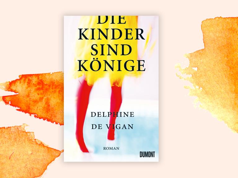Cover des Kriminalromans "Die Kinder sind Könige" von Delphine de Vigan vor orangefarbenem Aquarellhintergrund. Das Cover zeigt eine verfremdete Illustration einer Person, deren untere Körperhälfte zu sehen ist: Unter einem gelben Rock sind  rote Beine zu sehen, die über einen hellblauen Boden laufen. 
