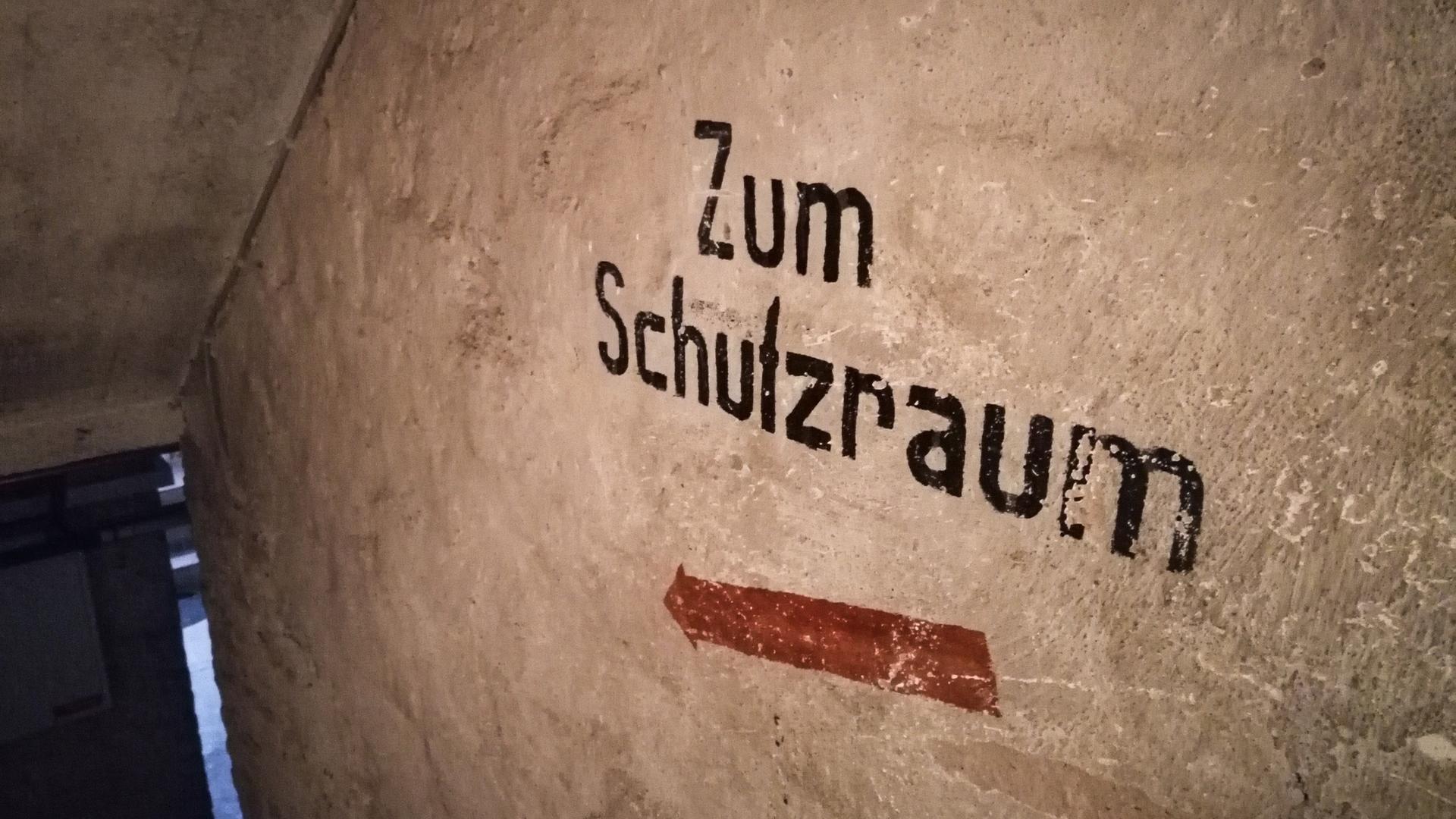 "Zum Schutzraum" steht an einer Wand im Keller eines Hauses im Frankfurter Stadtteil Ginnheim. "Zum Schutzraum" steht an einer Wand im Keller eines Hauses im Frankfurter Stadtteil Ginnheim.
