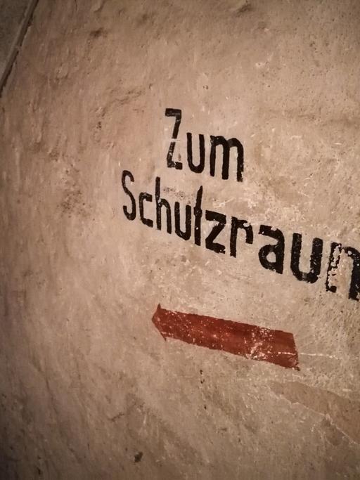 "Zum Schutzraum" steht an einer Wand im Keller eines Hauses im Frankfurter Stadtteil Ginnheim. 