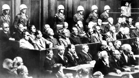 Bei den Nürnberger 1945 Prozessen sitzen die Angeklagten auf der Anklagebank.