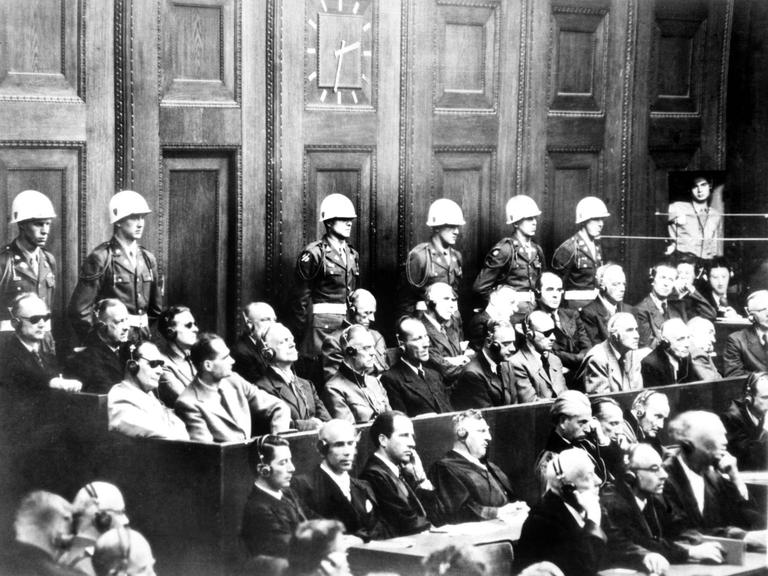 Bei den Nürnberger 1945 Prozessen sitzen die Angeklagten auf der Anklagebank.