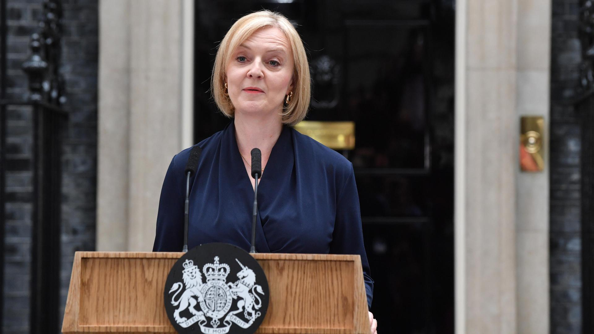 Liz Truss steht hinter einem Sprecherpult vor 10 Downing Street Liz Truss steht hinter einem Sprecherpult vor 10 Downing Street
