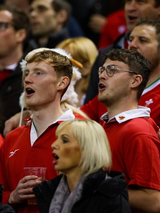 Walisische Rugbyfans singen bei einem Spiel ihrer Nationalmannschaft.
