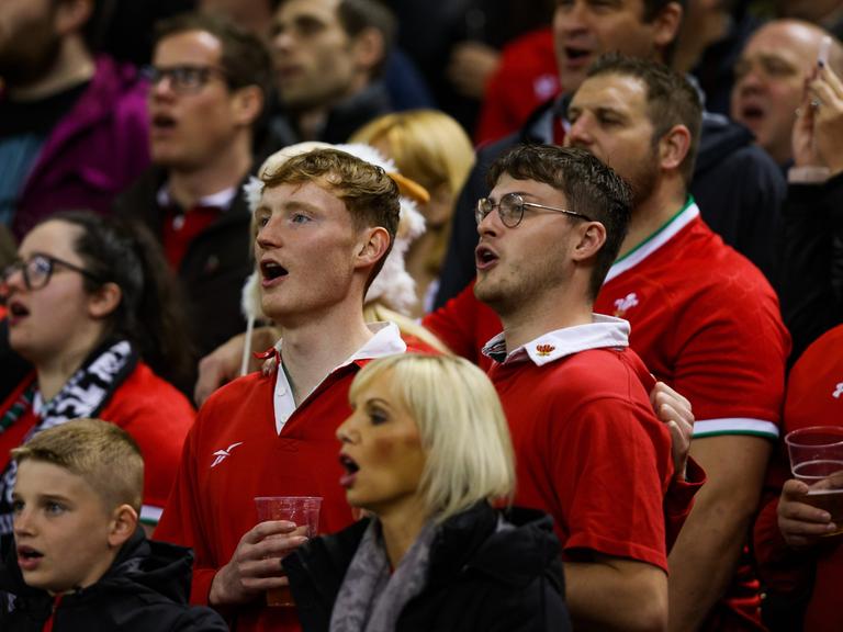 Walisische Rugbyfans singen bei einem Spiel ihrer Nationalmannschaft.