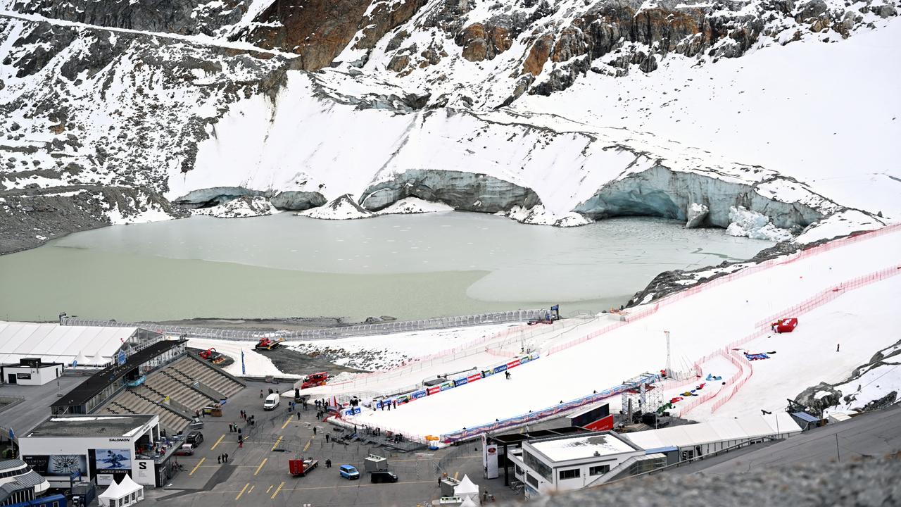 Das Foto zeigt die Abrisskante des Gletschers und der Zielbereich der Alpinen Ski-Weltcupstrecke am Rettenbachferner.