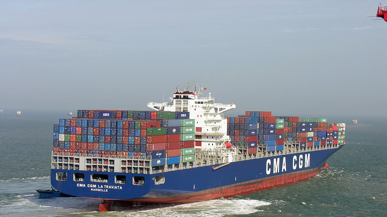 Das voll beladene Containerschiff La Traviata verlässt den Frachthafen von Schanghai