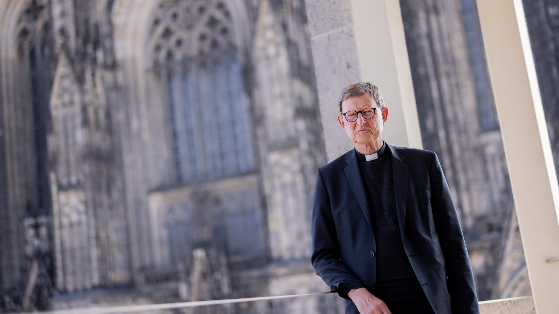 Kardinal Rainer Maria Woelki, Erzbischof von Köln, steht auf dem Balkon des Domforum - im Hintergrund der Kölner Dom. Kardinal Rainer Maria Woelki, Erzbischof von Köln, steht auf dem Balkon des Domforum - im Hintergrund der Kölner Dom.