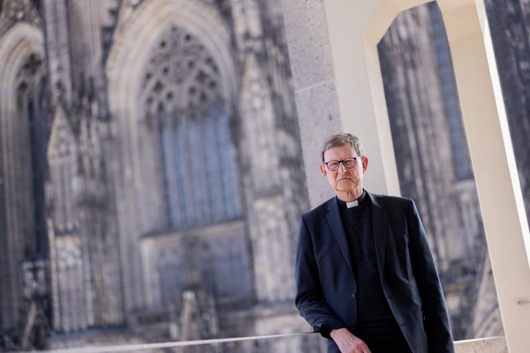 Kardinal Rainer Maria Woelki, Erzbischof von Köln, steht auf dem Balkon des Domforum - im Hintergrund der Kölner Dom. Kardinal Rainer Maria Woelki, Erzbischof von Köln, steht auf dem Balkon des Domforum - im Hintergrund der Kölner Dom.