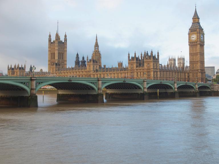 Ein Panoramablick auf das Britische Parlament, den Westminster Palace, Big Ben und Westminster Bridge in London