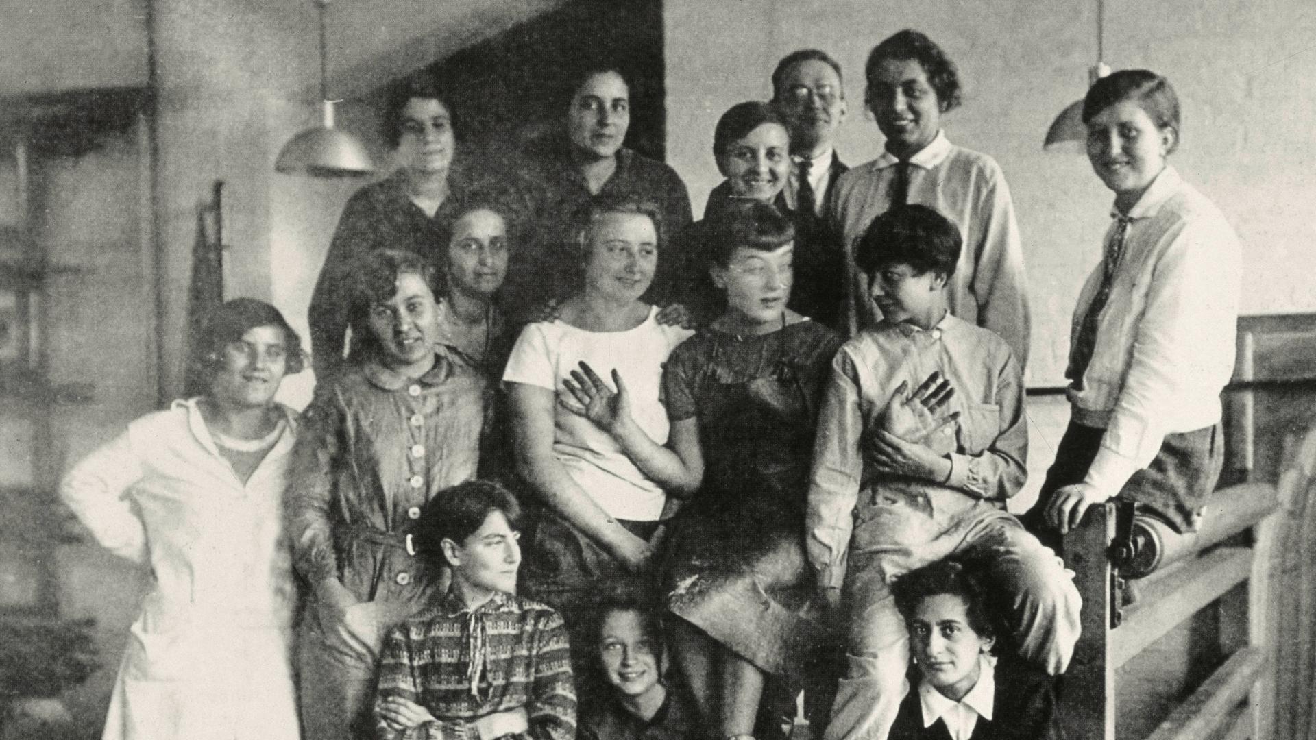 Gunta Stölzl (zweite von rechts mit Krawatte neben dem Maler und Werkmeister Josef Albers) - Gruppenfoto der Weberei-Klasse am Bauhaus Dessau. Foto: Lotte Stam-Beese, um 1927 Gunta Stölzl (zweite von rechts mit Krawatte neben dem Maler und Werkmeister Josef Albers) - Gruppenfoto der Weberei-Klasse am Bauhaus Dessau. Foto: Lotte Stam-Beese, um 1927