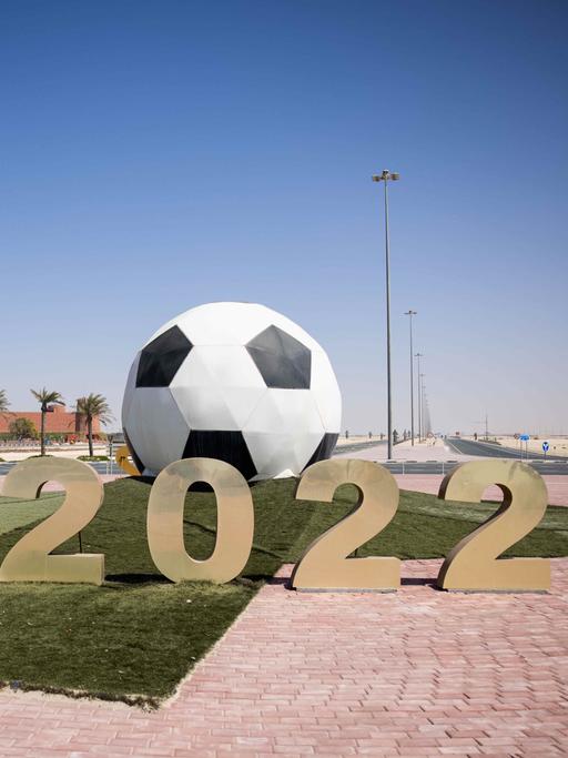 Ein großer Ball mit der Jahreszahl 2022 steht auf einer Verkehrsinsel mit Kreisverkehr vor dem Trainigsgelände Al-Shamal sports Club in der Hafenstadt Al Ruwais.