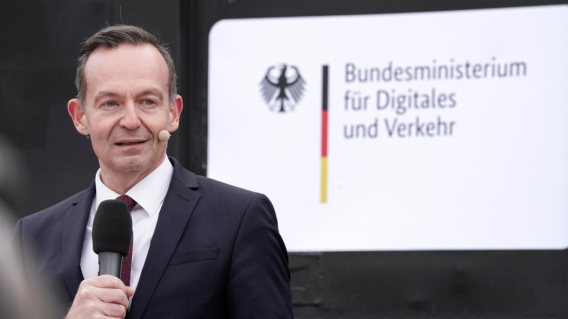 Minister Volker Wissing (FDP) vor dem Schild seines Bundesministeriums für Digitales und Verkehr.