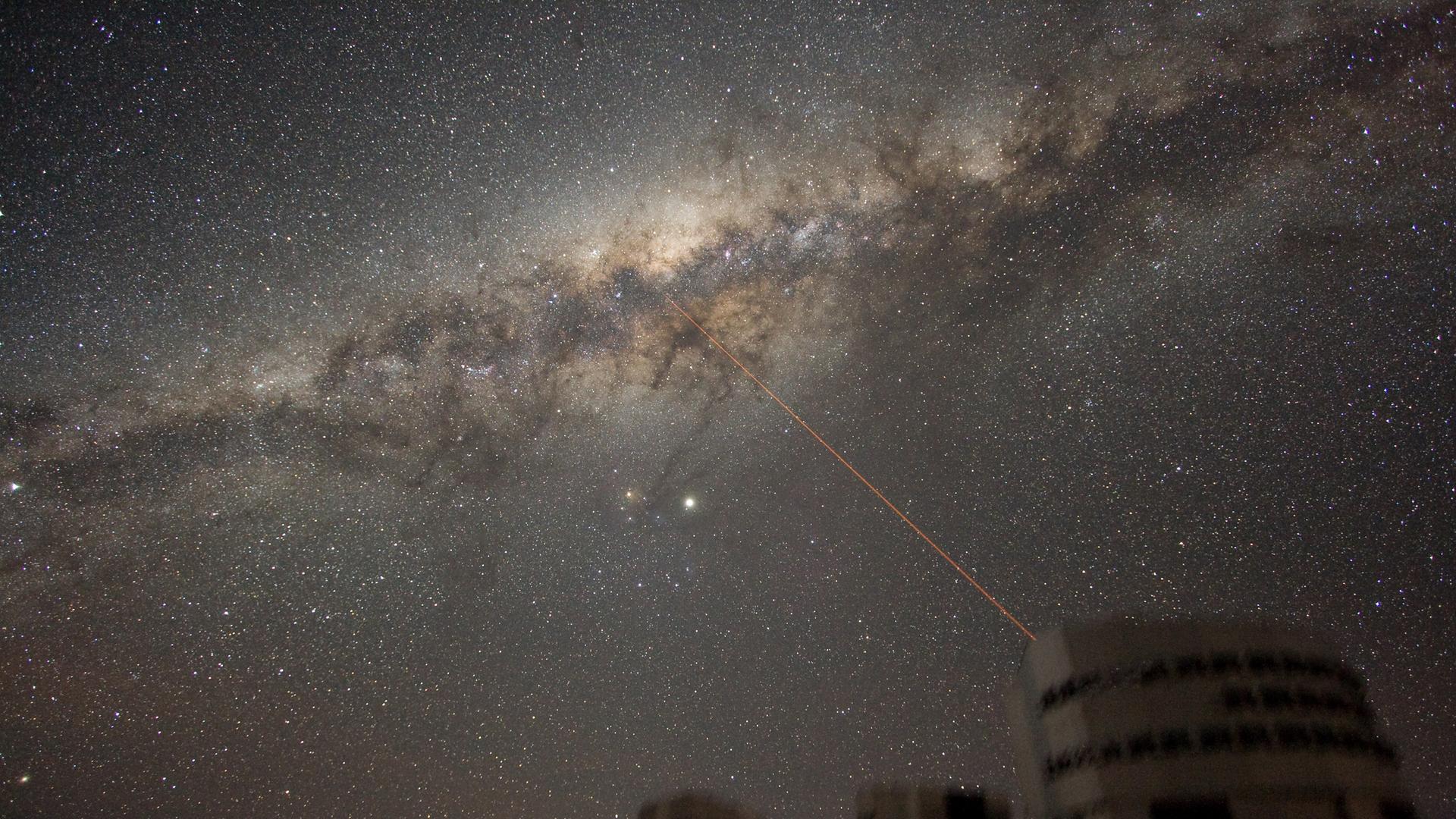 Bild des Nachthimmels über dem Paranal-Observatorium in Chile. Aufgenommen am 21. Juli 2007. Zu sehen ist ein breites Band aus Sternen und Staubwolken, das sich über mehr als 100 Grad am Himmel erstreckt. Dies ist die Milchstraße, die Galaxie, zu der wir gehören. In der Mitte des Bildes sind zwei helle Objekte zu sehen. Das hellste ist der Planet Jupiter.