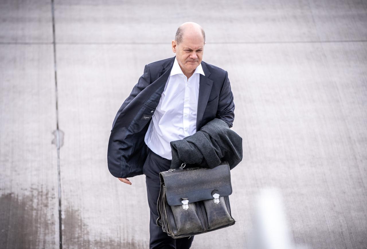 Bundeskanzler Olaf Scholz (SPD) steigt am Flughafen Berlin-Brandenburg in einen Airbus der Luftwaffe. Bundeskanzler Olaf Scholz (SPD) steigt am Flughafen Berlin-Brandenburg in einen Airbus der Luftwaffe.