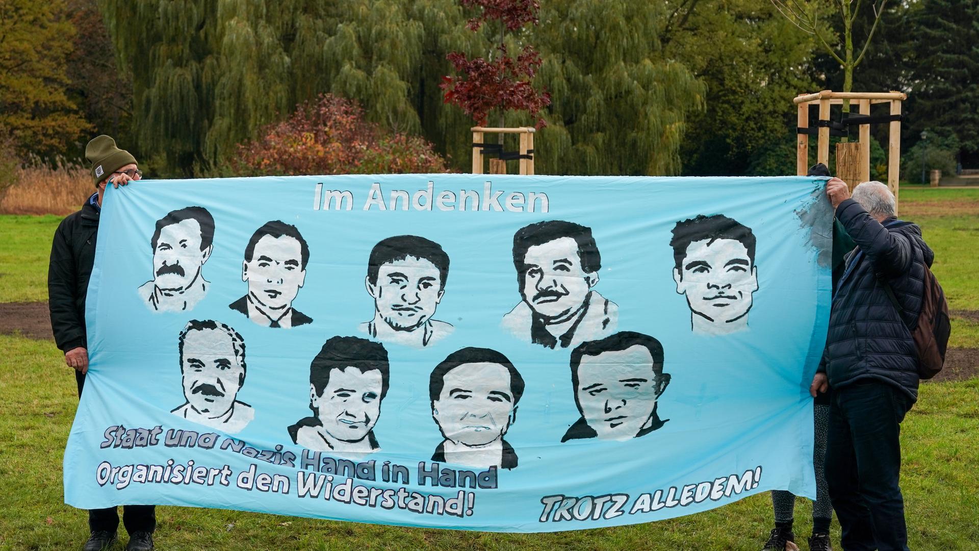 Zwickauer und Gäste der Stadt gedenken auf der Gedenkveranstaltung für die Opfer des NSU mit einem Transparent das die Opfer zeigt. Zwickauer und Gäste der Stadt gedenken auf der Gedenkveranstaltung für die Opfer des NSU mit einem Transparent das die Opfer zeigt.