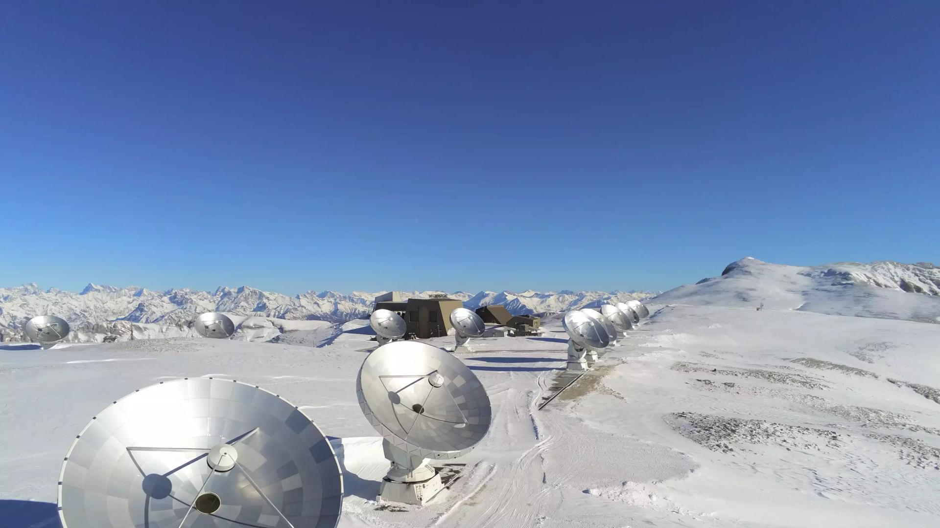 Die Teleskopanlage NOEMA beobachtet das Universum im Radiobereich. Die Teleskopanlage NOEMA beobachtet das Universum im Radiobereich.