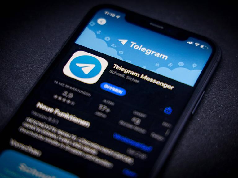 Ein Telefon mit offenem App Store auf der Seite von Telegram