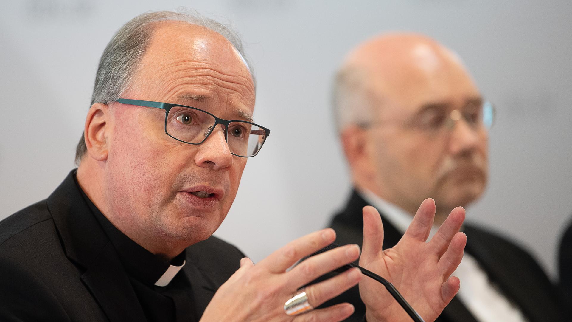 Bischof Stephan Ackermann und Bischof Helmut Dieser sitzen nebeneinander. 