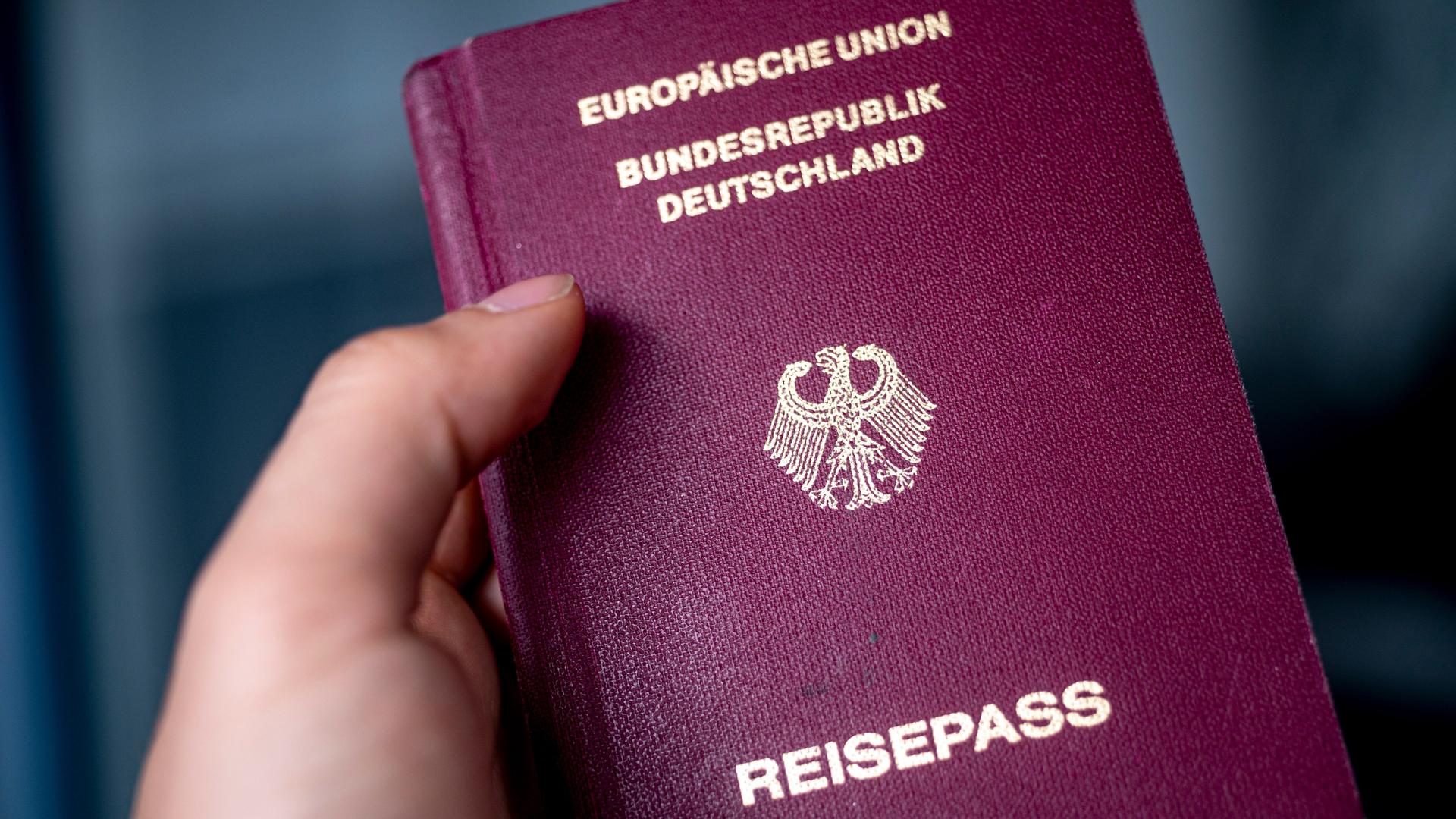 Ein dunkelrot eingebundener Pass mit folgender Prägung in goldenen Buchstaben: Europäische Union. Bundesrepublik Deutschland. Reisepass und dem Bundesadler.